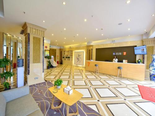 a lobby of a hospital with a waiting room at 7Days Premium Chengdu Xinjin Rulin Road Subway Station Branch in Chengdu