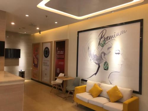 salon z kanapą i dużym ekranem w obiekcie 7 Days Premium Yichun Gaoshi Road Branch w mieście Yichun