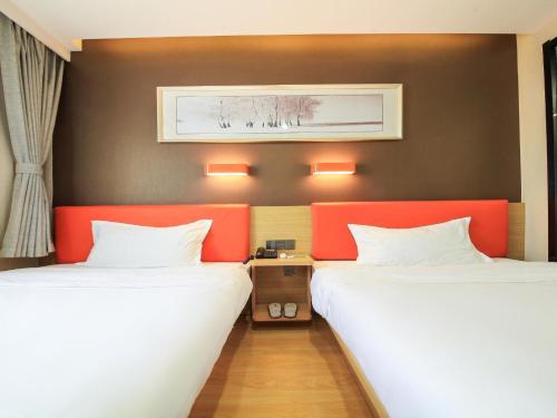 Krevet ili kreveti u jedinici u objektu 7Days Premium Jinan Beiyuan Street Red Star Macalline Branch