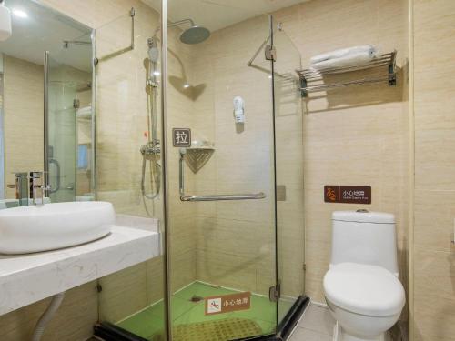 La salle de bains est pourvue d'une douche, de toilettes et d'un lavabo. dans l'établissement 7Days Premium Changsha Environmental Science and Technology Park University of Technology Yuntang Campus Branch, à Changsha