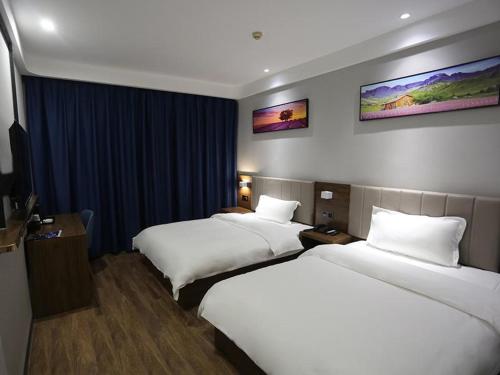 Кровать или кровати в номере 7Days Premium Zhumadian Tianzhongshan Avenue Branch