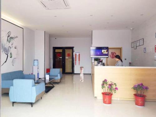 Televisyen dan/atau pusat hiburan di 7Days Premium Heze Train Station Branch
