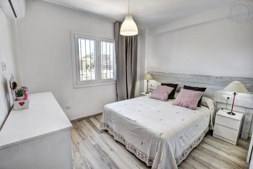 Posteľ alebo postele v izbe v ubytovaní Benalmádena Apartamento amplio, soleado y con vista panorámica a 400 metros de la playa