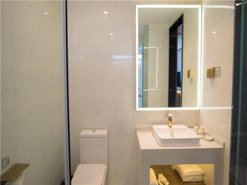 Bathroom sa 7Days Premium Mianyang Donghu Park Branch