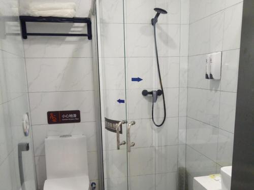 北京的住宿－7天优品·北京上地体育大学店，带淋浴和卫生间的浴室