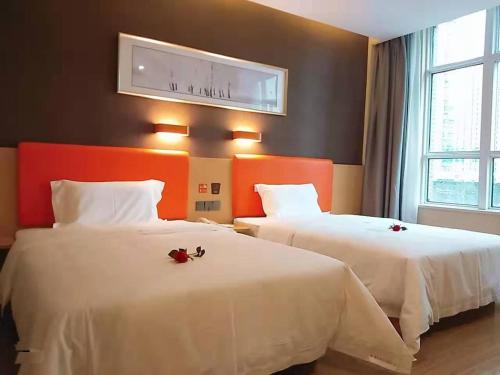 Postel nebo postele na pokoji v ubytování 7Days Premium Huaian Zhou Enlai Memorial Hall Yuanhuai East Road Branch