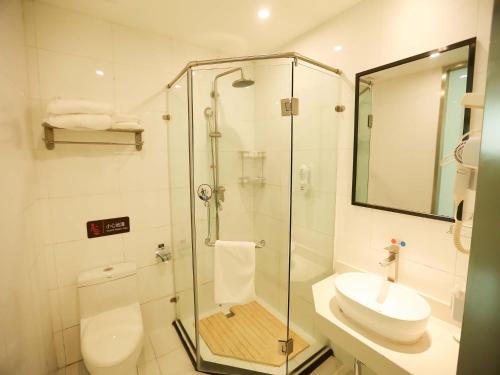 A bathroom at 7 Days Premium, Dongying Xisan Road Ginza Branch