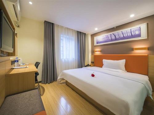 A bed or beds in a room at 7Days Premium Changsha Yuelu Shanhu Branch