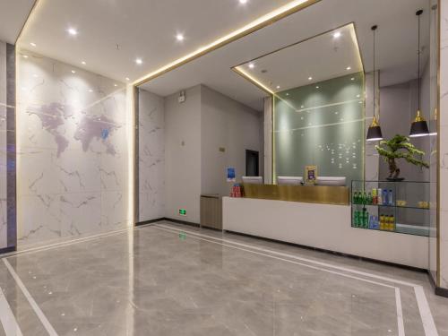 The lobby or reception area at 7Days Premium Kunming East Railway Station Juhua Airport Bus Metro Station Branch