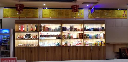 sklep z wieloma produktami na wystawie w obiekcie 7Days Inn Xiangfen Dingtao Hypermarket Store Branch w mieście Linfen