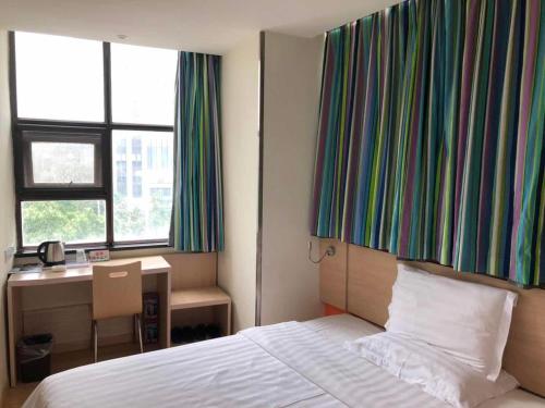 Ένα ή περισσότερα κρεβάτια σε δωμάτιο στο 7 Days Inn Kunshan South Railway Station Renmin South Road Branch