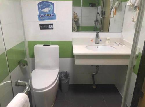 ein Bad mit einem WC und einem Waschbecken in der Unterkunft 7Days Inn Enshi Railway Station Branch in Longfengba