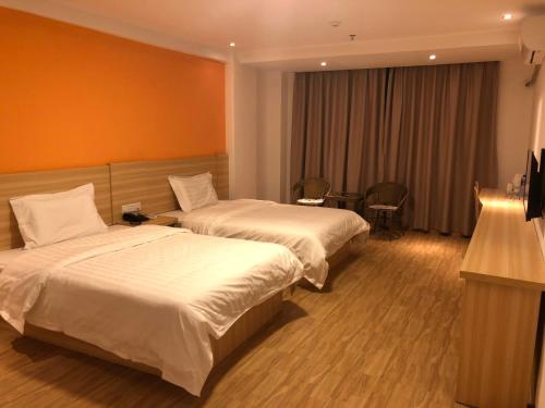 Postel nebo postele na pokoji v ubytování 7Days Inn Zhuhai Gaolan Port Pingsha Branch