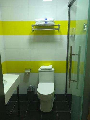 a bathroom with a toilet and a sink at 7Days Inn Jinzhong Shanxi University Town Branch in Jinzhong