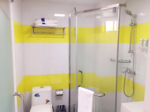 uma casa de banho com uma cabina de duche em vidro e um WC. em 7Days Inn Nanjing Gulou Yunnan Road Metro Station Branch em Nanquim