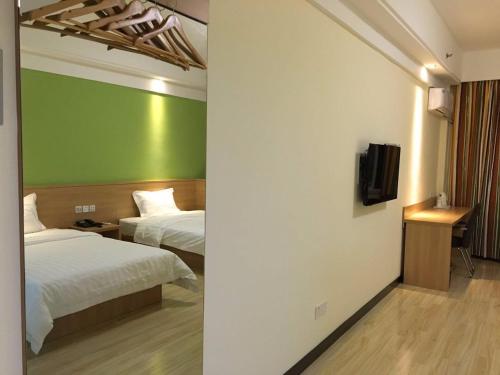 Un pat sau paturi într-o cameră la 7Days Inn Yancheng Yingbin Avenue Engineering College Branch