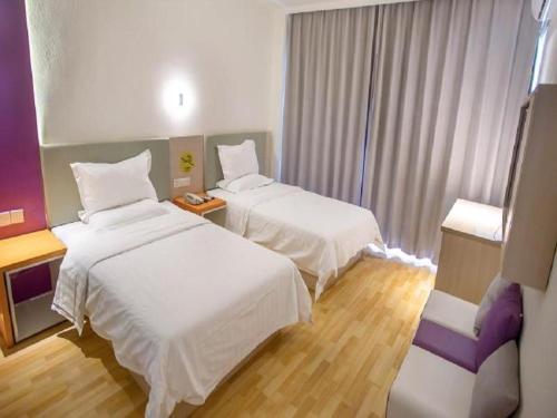 Katil atau katil-katil dalam bilik di 7 Days Inn Zhangjiakou Huailai Shacheng Branch