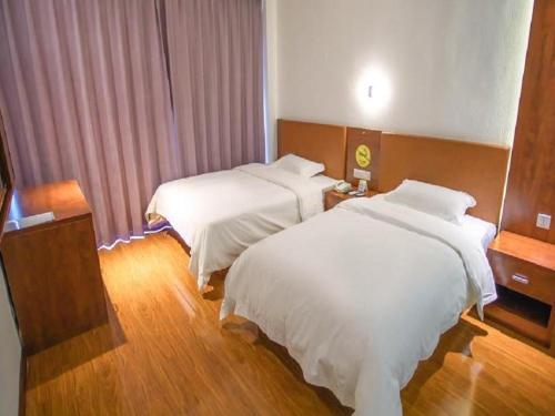 Katil atau katil-katil dalam bilik di 7 Days Inn Zhangjiakou Huailai Shacheng Branch
