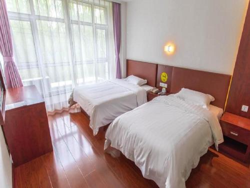 Katil atau katil-katil dalam bilik di 7 Days Inn Zhangjiakou Huailai Shacheng Branch