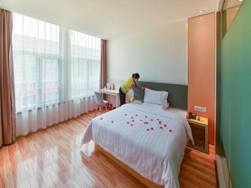 Ένα ή περισσότερα κρεβάτια σε δωμάτιο στο 7Days Inn Chengdu Mianzhu Branch