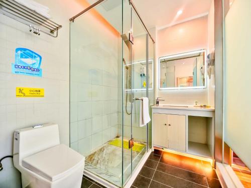 Ένα μπάνιο στο 7Days Inn Chengdu Mianzhu Branch
