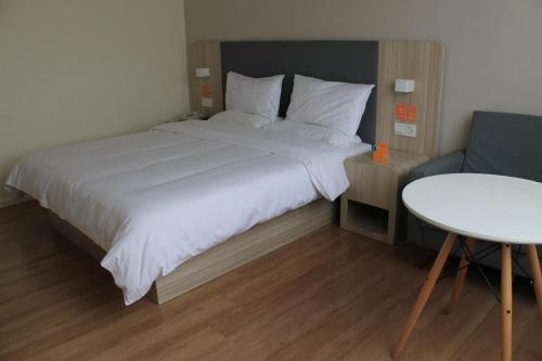 Ένα ή περισσότερα κρεβάτια σε δωμάτιο στο 7 Days Hotel Ziyang Songtao Road Branch