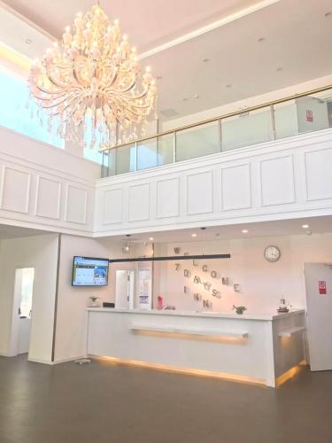 a large room with a chandelier in a building at 7Days Inn Urumqi Midong Middle Road Shenhua Mining Bureau Branch in Ürümqi