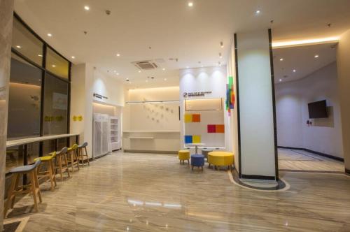una stanza con sedie e un tavolo in un negozio di 7Days Inn Yunfu Jinshan Bus Intercharge Branch a Yunfu