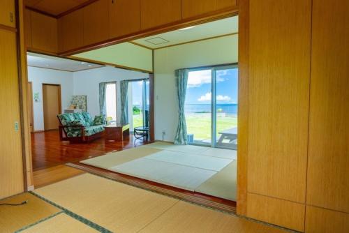 sala de estar con vistas al océano en Condominium de Urmanchu / Vacation STAY 79737, en Nakijin