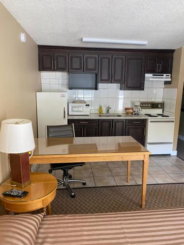 A kitchen or kitchenette at Twin Creeks Motel