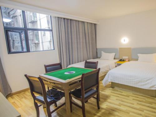Ένα ή περισσότερα κρεβάτια σε δωμάτιο στο 7Days Inn Huaihua Zhijiang Pedestrian Street Branch