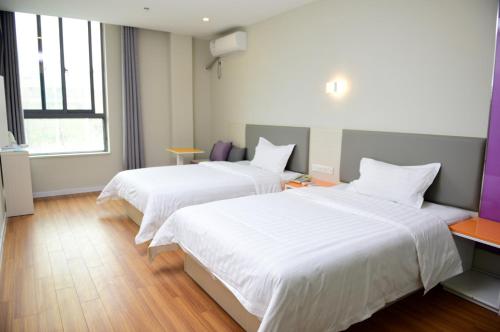 Katil atau katil-katil dalam bilik di 7Days Inn Xuzhou Xincheng City Council Aoti Branch