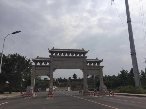 a large gate in the middle of a road at 7Days Inn Laiwu New Bus Station Branch in Laiwu