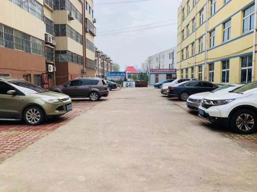 a row of parked cars in a parking lot at 7Days Inn Laiwu New Bus Station Branch in Laiwu