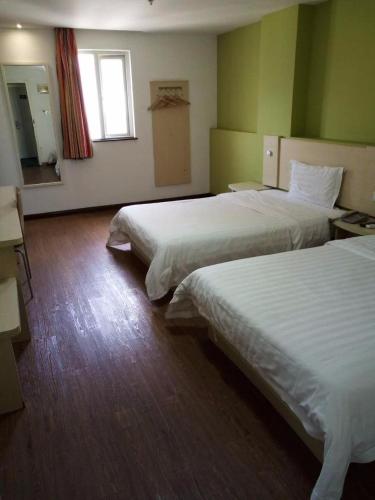 Ένα ή περισσότερα κρεβάτια σε δωμάτιο στο 7Days Inn Nanning Jiangnan Bus Station Subway Exit Branch