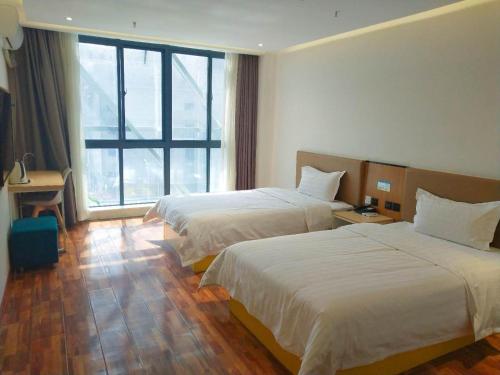 Giường trong phòng chung tại 7Days Inn Xianyang Xingping Jincheng Road Branch
