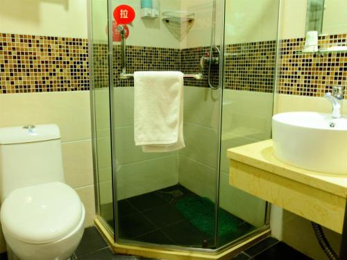 La salle de bains est pourvue d'une douche, de toilettes et d'un lavabo. dans l'établissement 7Days Inn Hulu Island Xingcheng University Town Branch, à Huludao