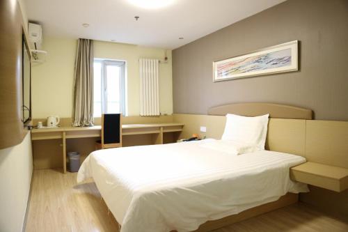 7Days Inn Changchun Hongqi Street University Town Nanhu Plaza Branch tesisinde bir odada yatak veya yataklar