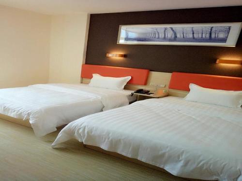 Een bed of bedden in een kamer bij 7Days Inn Binzhou Wudi Central Street Branch