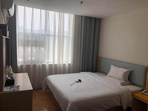 Ένα ή περισσότερα κρεβάτια σε δωμάτιο στο 7Days Inn Rongjiang Binjiang Avenue Branch