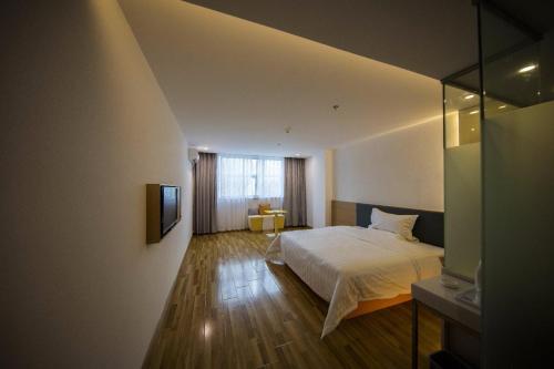 Llit o llits en una habitació de 7Days Inn Ya'an Xingjing Center Branch