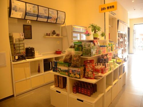 Huaijiにある7Days Inn Huaiji High Speed Railway Station Administrative Service Center Branchの食べ物がたっぷり入った店