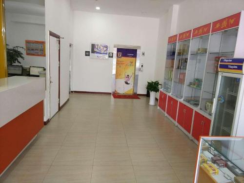 an empty hallway of a store with a grocery store at 7Days Inn Yancheng Binhai Renmin Middle Road Darunfa Branch in Binhai