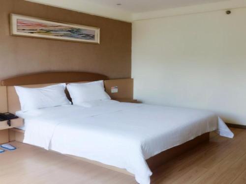 Ένα ή περισσότερα κρεβάτια σε δωμάτιο στο 7Days Inn Hengyang West Lake Park