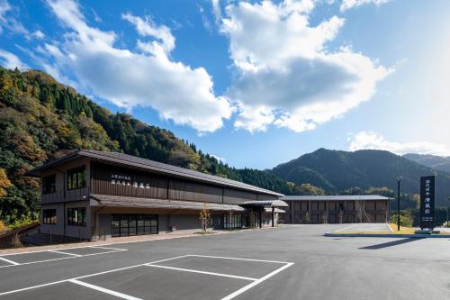 an empty parking lot in front of a building at Izumo Yumuraonsen Seiranso in Unnan