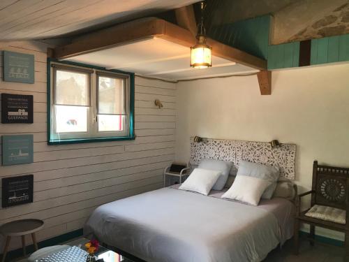 1 dormitorio con cama y ventana en Entre Mer et Marais Salants, en Guérande