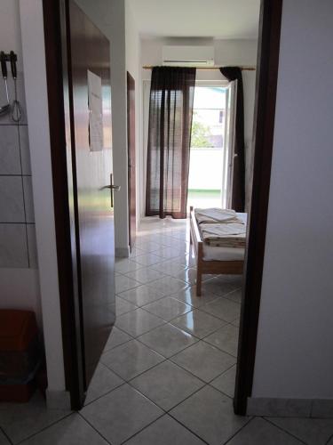 Ένα ή περισσότερα κρεβάτια σε δωμάτιο στο Apartmani Lukačić