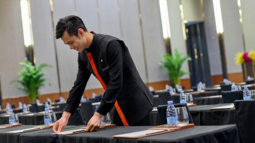 Гости InterContinental Guangzhou Exhibition Center by IHG - Free shuttle between hotel and Exhibition Center during Canton Fair & Exhibitor registration Counter