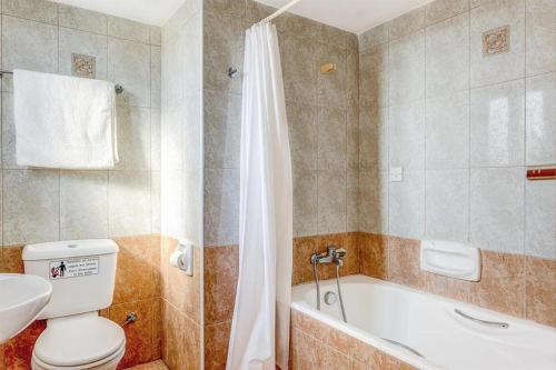 Koupelna v ubytování Argaka Beachfront Villa