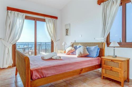 Postel nebo postele na pokoji v ubytování Argaka Beachfront Villa